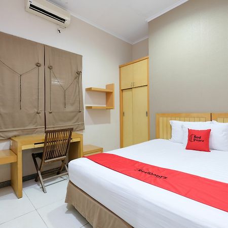 Reddoorz Plus Near Simpang Lima Semarang Bagian luar foto