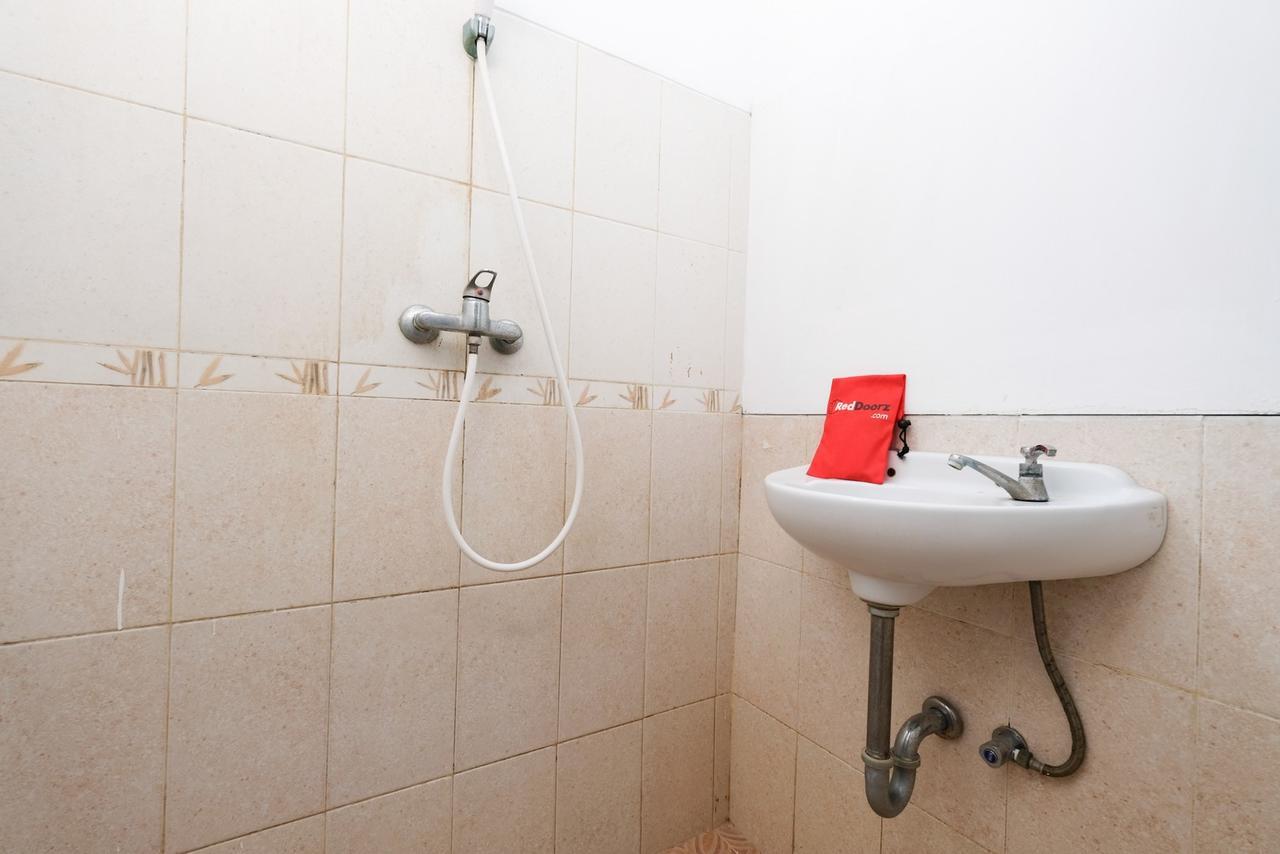Reddoorz Plus Near Simpang Lima Semarang Bagian luar foto