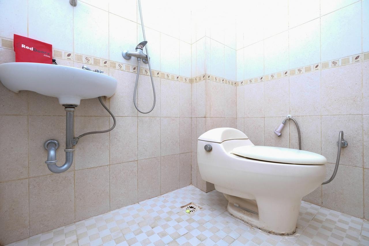 Reddoorz Plus Near Simpang Lima Semarang Bagian luar foto