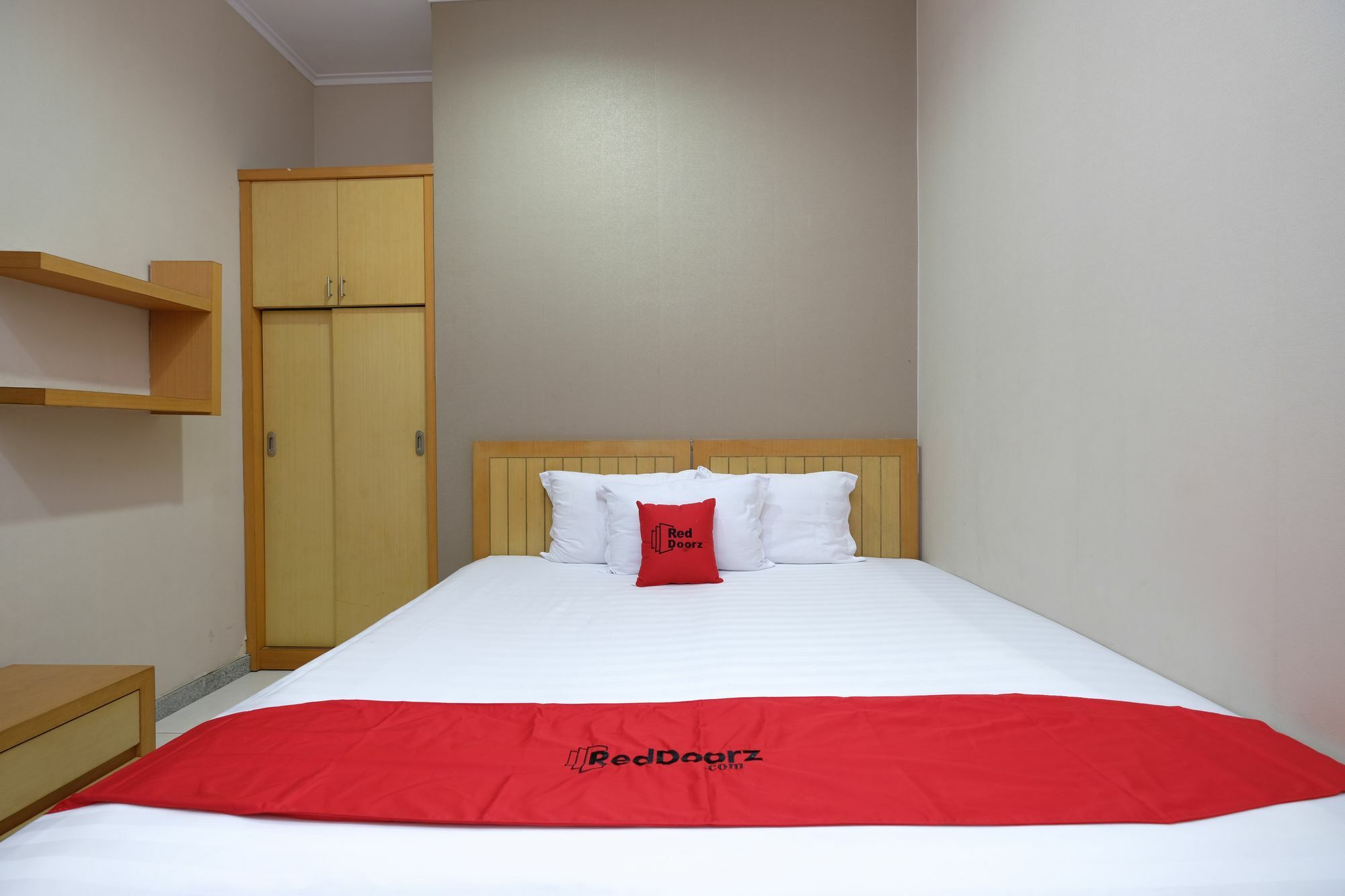 Reddoorz Plus Near Simpang Lima Semarang Bagian luar foto