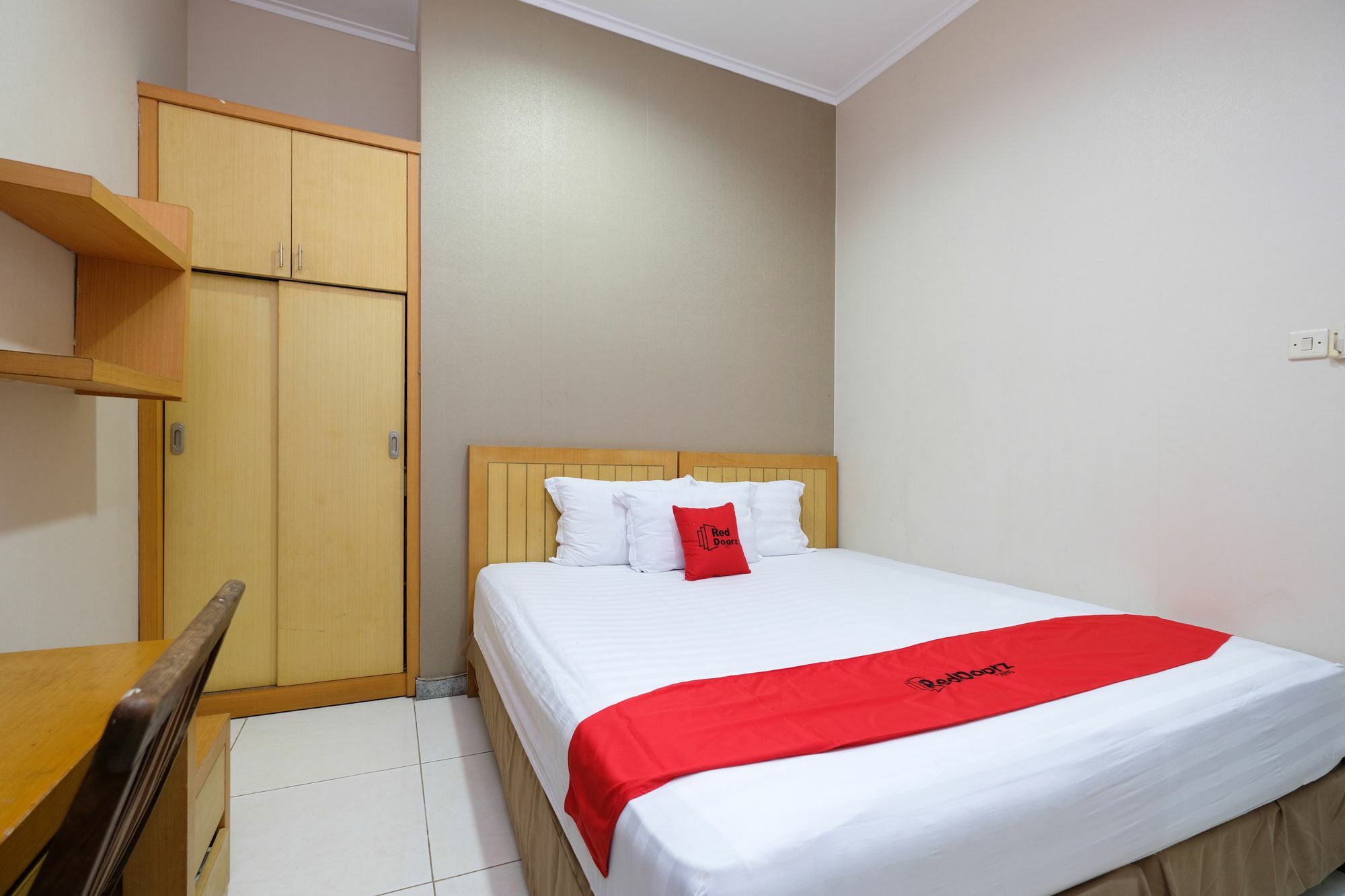 Reddoorz Plus Near Simpang Lima Semarang Bagian luar foto