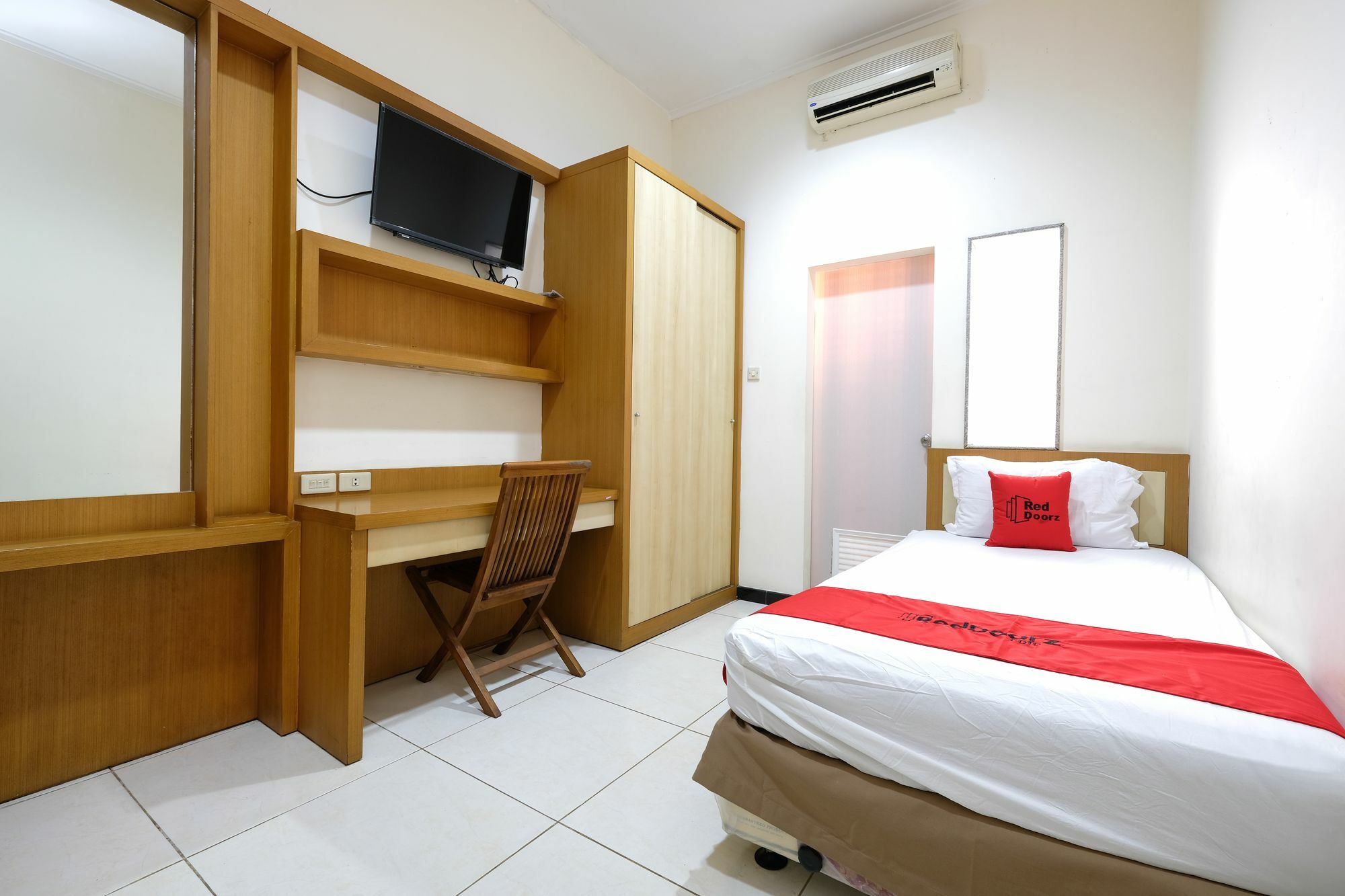 Reddoorz Plus Near Simpang Lima Semarang Bagian luar foto