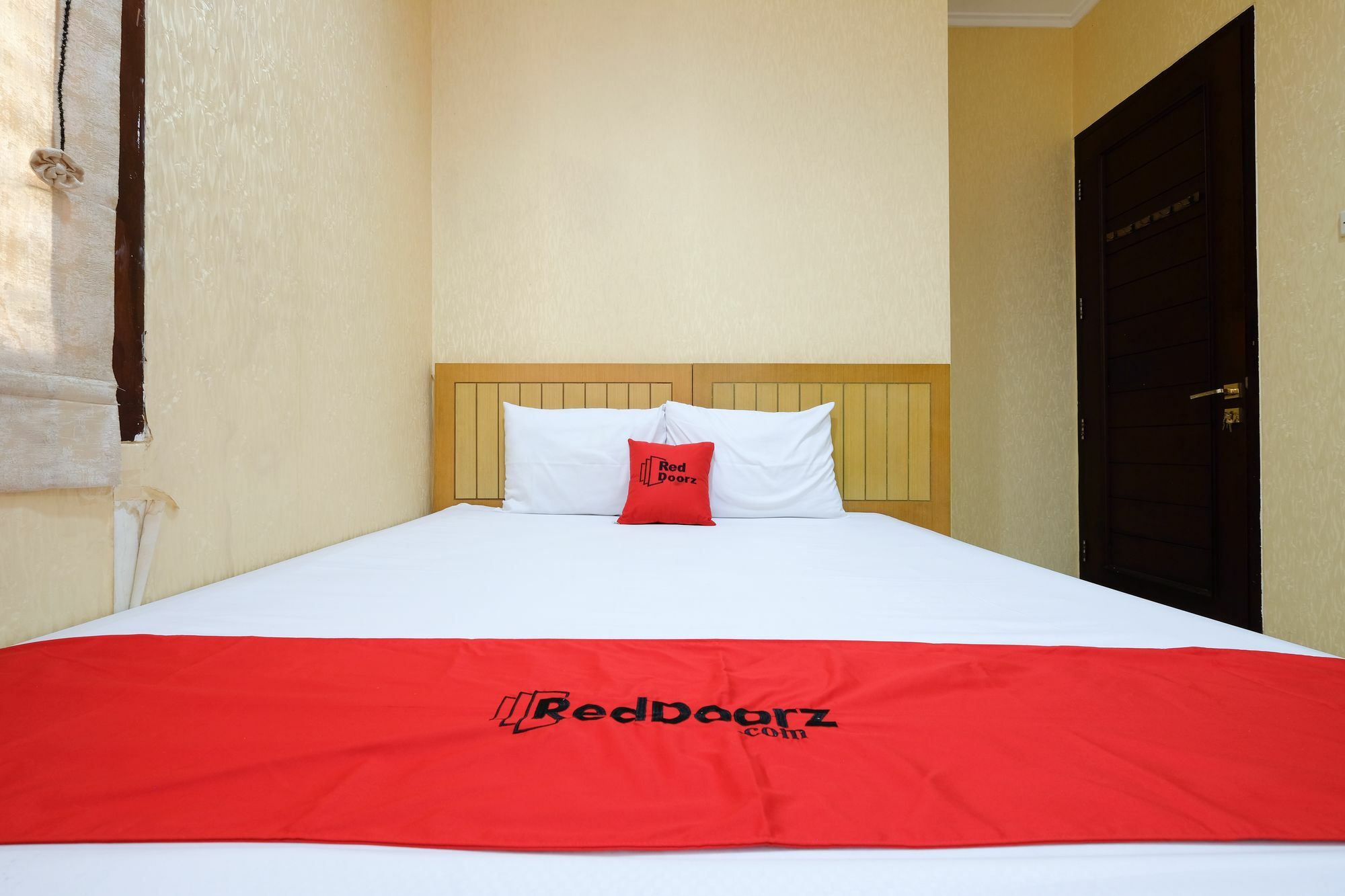 Reddoorz Plus Near Simpang Lima Semarang Bagian luar foto