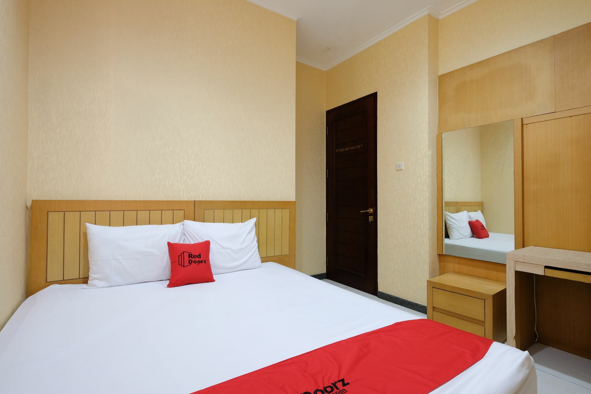 Reddoorz Plus Near Simpang Lima Semarang Bagian luar foto