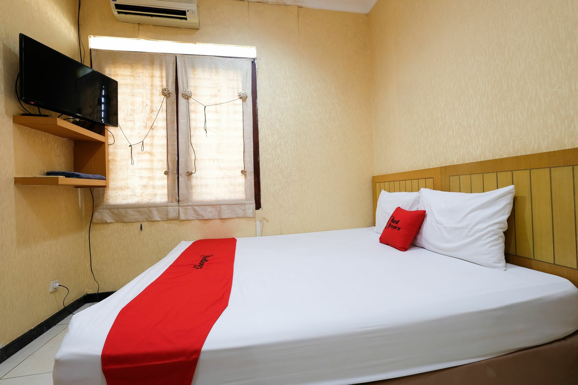 Reddoorz Plus Near Simpang Lima Semarang Bagian luar foto