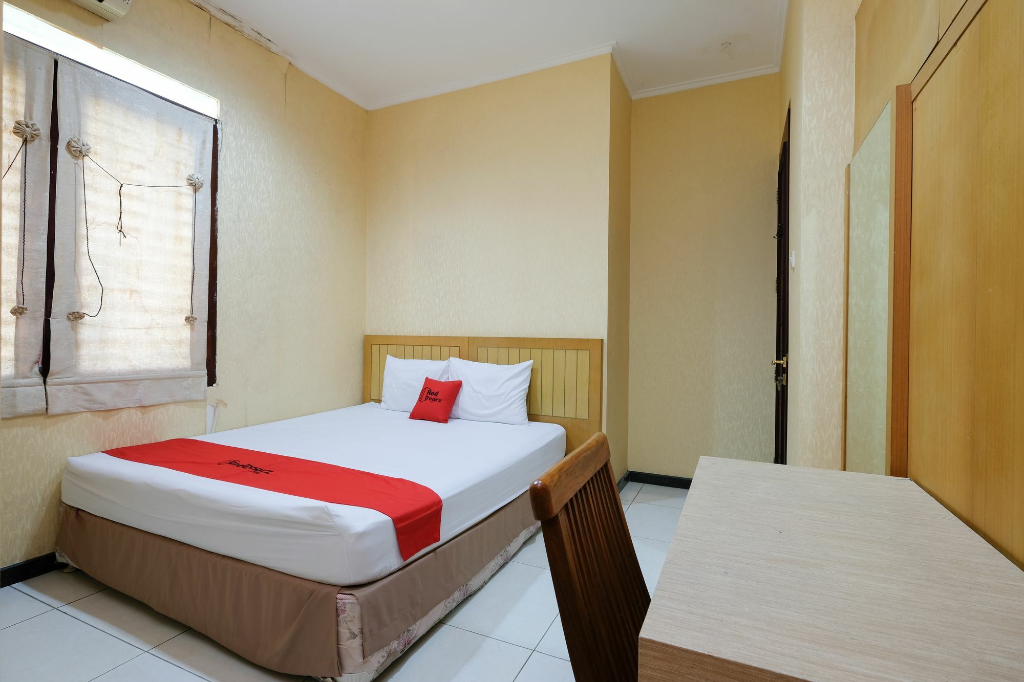 Reddoorz Plus Near Simpang Lima Semarang Bagian luar foto