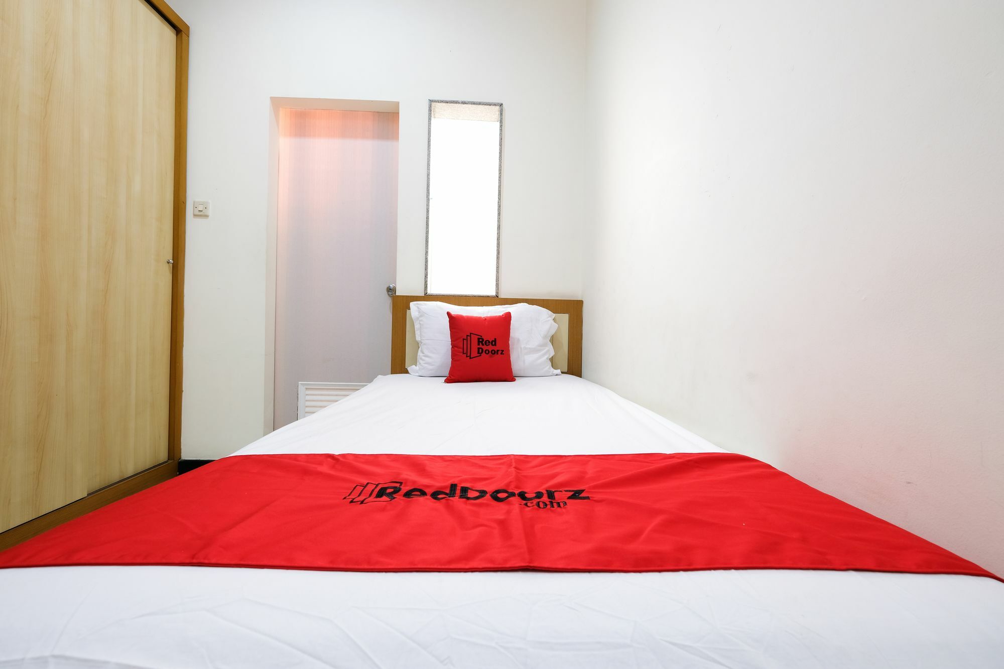 Reddoorz Plus Near Simpang Lima Semarang Bagian luar foto