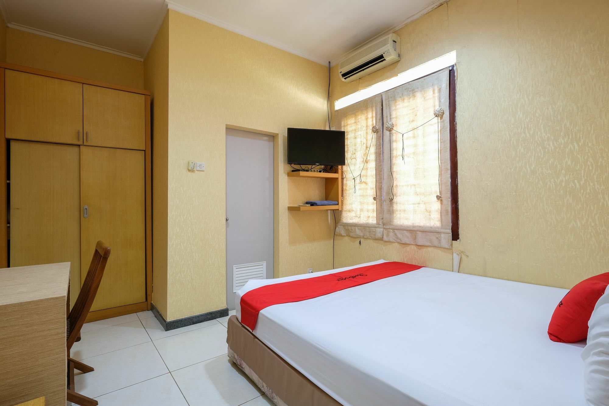 Reddoorz Plus Near Simpang Lima Semarang Bagian luar foto